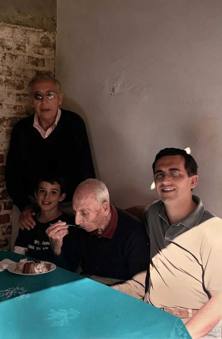 Foto familiar de los Pigliacampo reunidos alrededor de una mesa