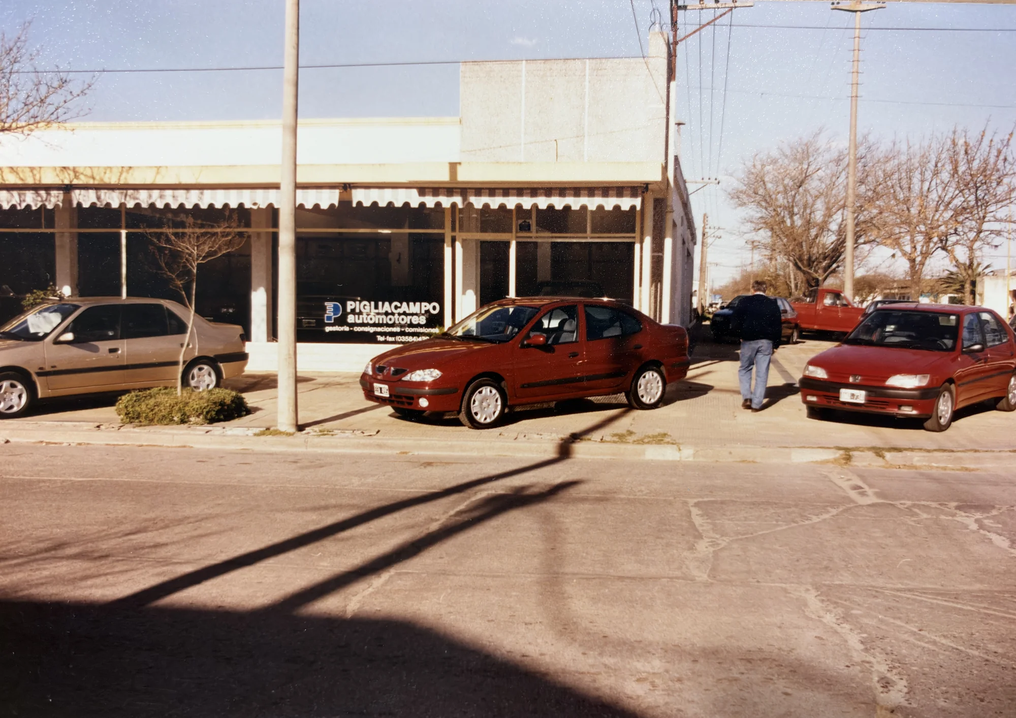 Frente de la agencia Pigliacampo Automotores en la esquina de La Carlota, en los años 90